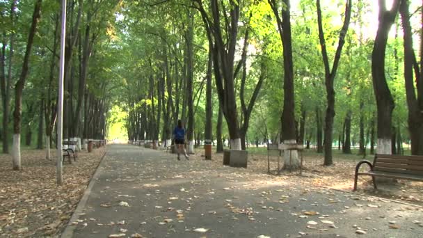 Belle fille patin à roulettes dans un parc 