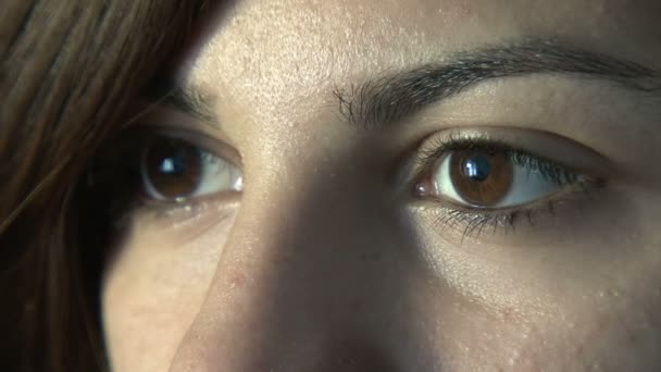 Close-up dos olhos da mulher — Vídeo de Stock