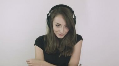 Çekici genç kadın kulaklıklar müzik dinlemek