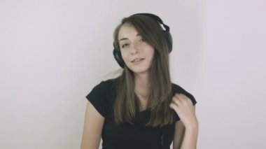 Çekici genç kadın kulaklıklar müzik dinlemek