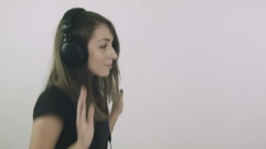 Çekici genç kadın kulaklıklar müzik dinlemek