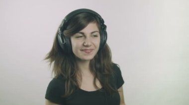 Çekici genç kadın kulaklıklar müzik dinlemek