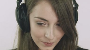 Çekici genç kadın kulaklıklar müzik dinlemek