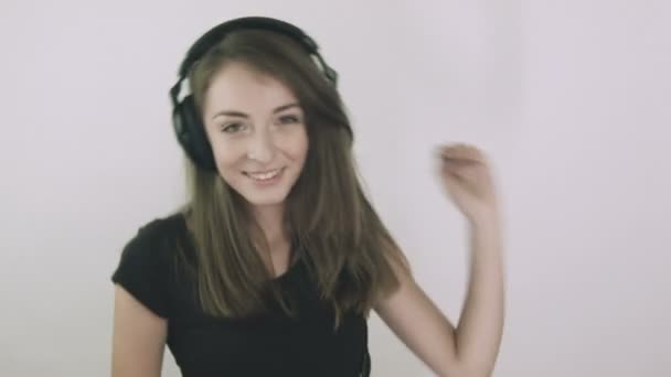 Привлекательная молодая женщина слушает музыку в наушниках — стоковое видео