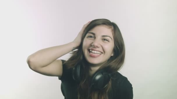 Jonge vrouw met hoofdtelefoon lachen — Stockvideo