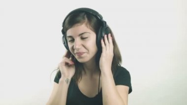 Çekici genç kadın kulaklıklar müzik dinlemek