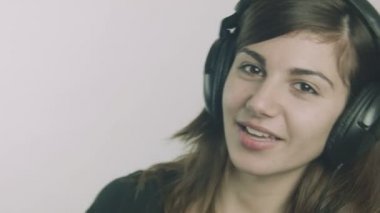 Çekici genç kadın kulaklıklar müzik dinlemek