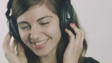 Çekici genç kadın kulaklıklar müzik dinlemek