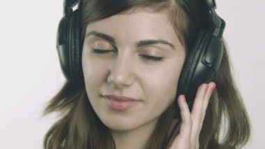Çekici genç kadın kulaklıklar müzik dinlemek