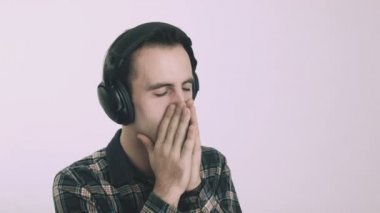 Üzgün delikanlı kulaklıklar müzik dinlemek