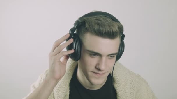 Young man listening to music on headphones — Stock Video