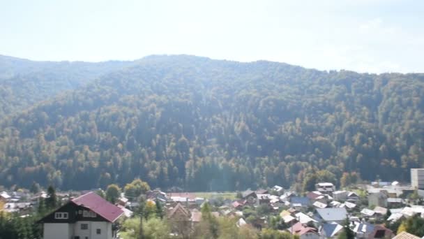 Vista de una ciudad de montaña — Vídeos de Stock