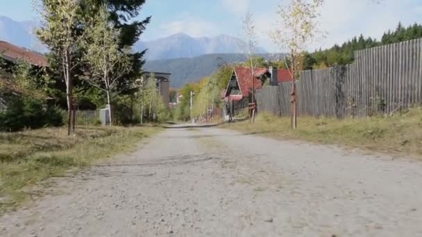 Uitzicht op een berg stad straat — Stockvideo