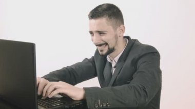 Komik işadamı masasında yazarak