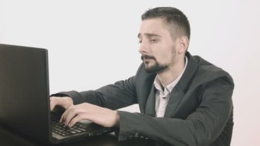 Masasında yazarak sıkılmış iş adamı