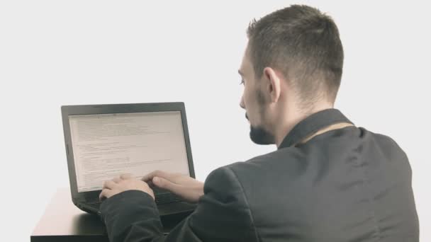 Hombre de negocios programador de computadoras escribiendo en su escritorio — Vídeo de stock