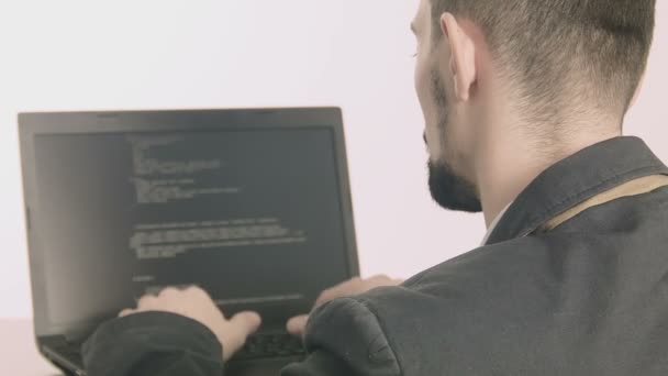 Uomo d'affari programmatore di computer digitando alla sua scrivania — Video Stock