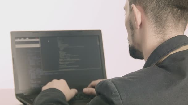 Homem de negócios programador de computador digitando em sua mesa — Vídeo de Stock