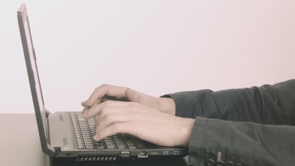 Hombre de negocios programador de computadoras manos escribiendo — Vídeo de stock