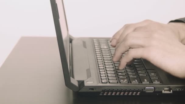 Hombre de negocios programador de computadoras manos escribiendo — Vídeo de stock