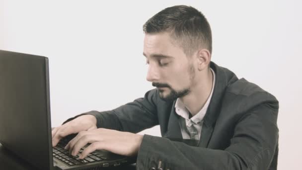 Homem de negócios sonolento digitando em sua mesa — Vídeo de Stock