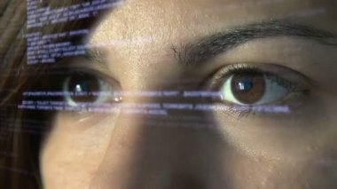 Gelecekteki holografik görüntüde bilgisayar programcısı kodlaması