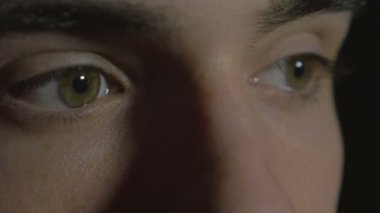 Bir genç adam gözleri karanlıkta Close-Up