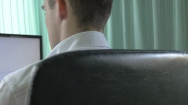 Masasında kodlama genç bilgisayar programcısı