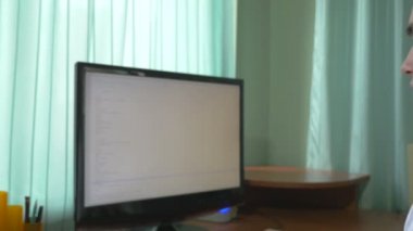 Masasında kodlama genç bilgisayar programcısı