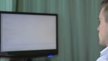 Masasında kodlama genç bilgisayar programcısı