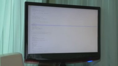 Masasında kodlama genç bilgisayar programcısı