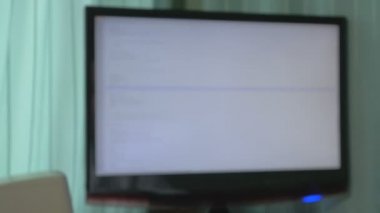 Masasında kodlama genç bilgisayar programcısı