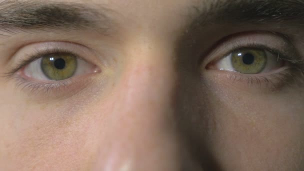 Nahaufnahme eines jungen Mannes, dessen Augen sich öffnen und blinzeln — Stockvideo