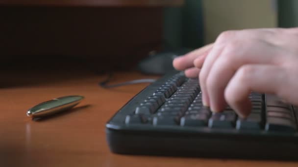 ノート パソコンのキーボードで入力する若い男の手のクローズ アップ — ストック動画