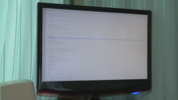 Joven programador de computadoras codificando en su escritorio — Vídeos de Stock