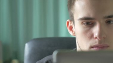 Genç adam bir tablet PC'de tarama