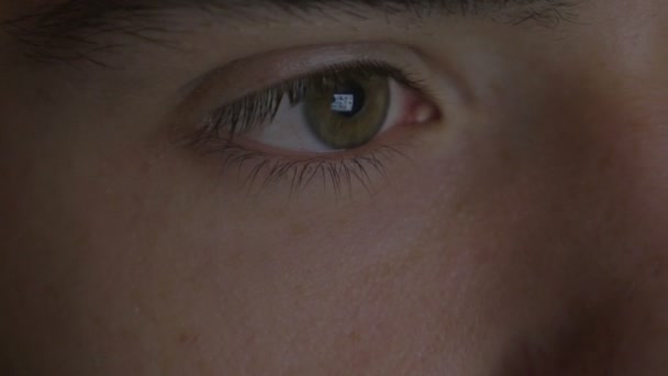 Primer plano de un hombre joven ojos mirando en una tableta pc — Vídeos de Stock