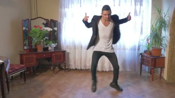 Jovem dançarino break mostrando sua coreografia freestyle — Vídeo de Stock