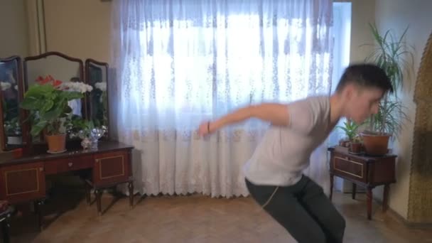 Breakdance au ralenti - Jeune break danseur montrant sa chorégraphie freestyle — Video