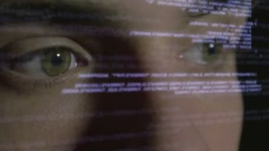 Gelecekteki holografik görüntüde bilgisayar programcısı kodlaması
