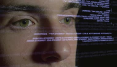 Gelecekteki holografik görüntüde bilgisayar programcısı kodlaması