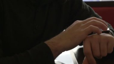 zakenman met zijn slimme horloge