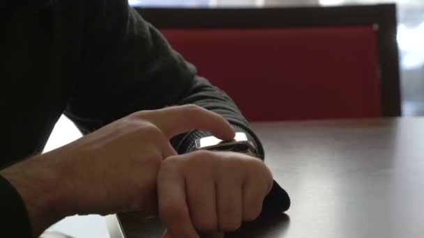 Uomo d'affari utilizzando il suo orologio intelligente — Video Stock