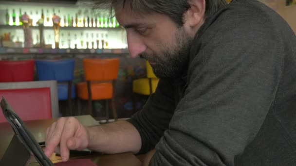 Бізнесмен використовує планшетний ПК в барі — стокове відео