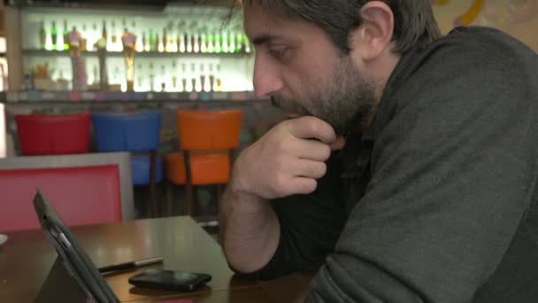 Zakenman denken in een bar — Stockvideo