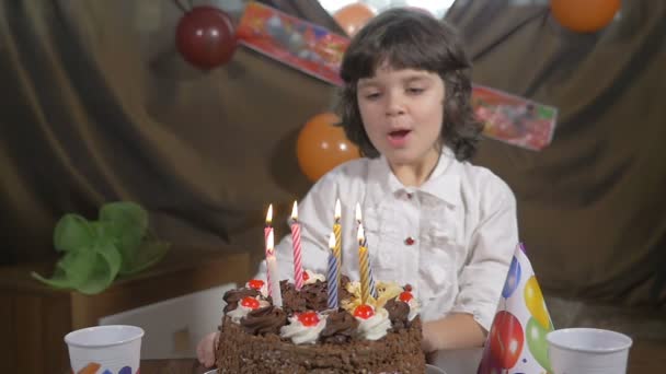 Mooi meisje blazen kaarsen op een verjaardag cake, slow-motion — Stockvideo