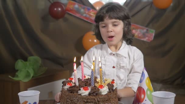 Jeune Belle Fille Soufflant Des Bougies Sur Un Gateau D Anniversaire Au Ralenti Video Filomedia C Jeune Belle Fille Soufflant Des Bougies Sur Un Gateau D Anniversaire Au Ralenti Video Filomedia C