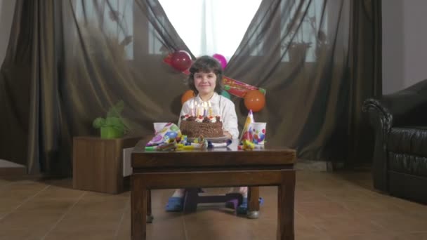 Junges schönes Mädchen bläst Kerzen auf einer Geburtstagstorte — Stockvideo