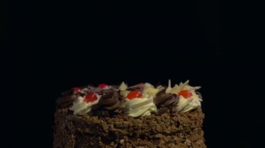 Siyah bir arka plan üzerinde iplik lezzetli çikolatalı kek