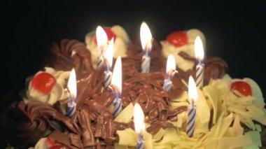 Doğum günü mumları bir iplik lezzetli çikolatalı pastayı dışarı üfleme